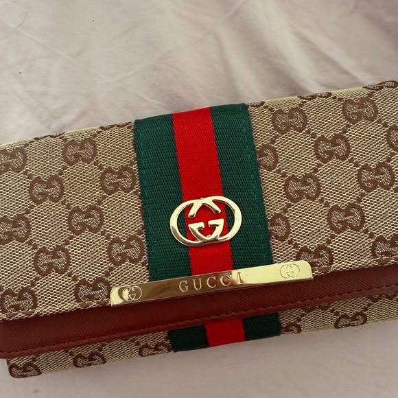 Gucci Beige and Red Monogram Wallet - Picture 2 of 7